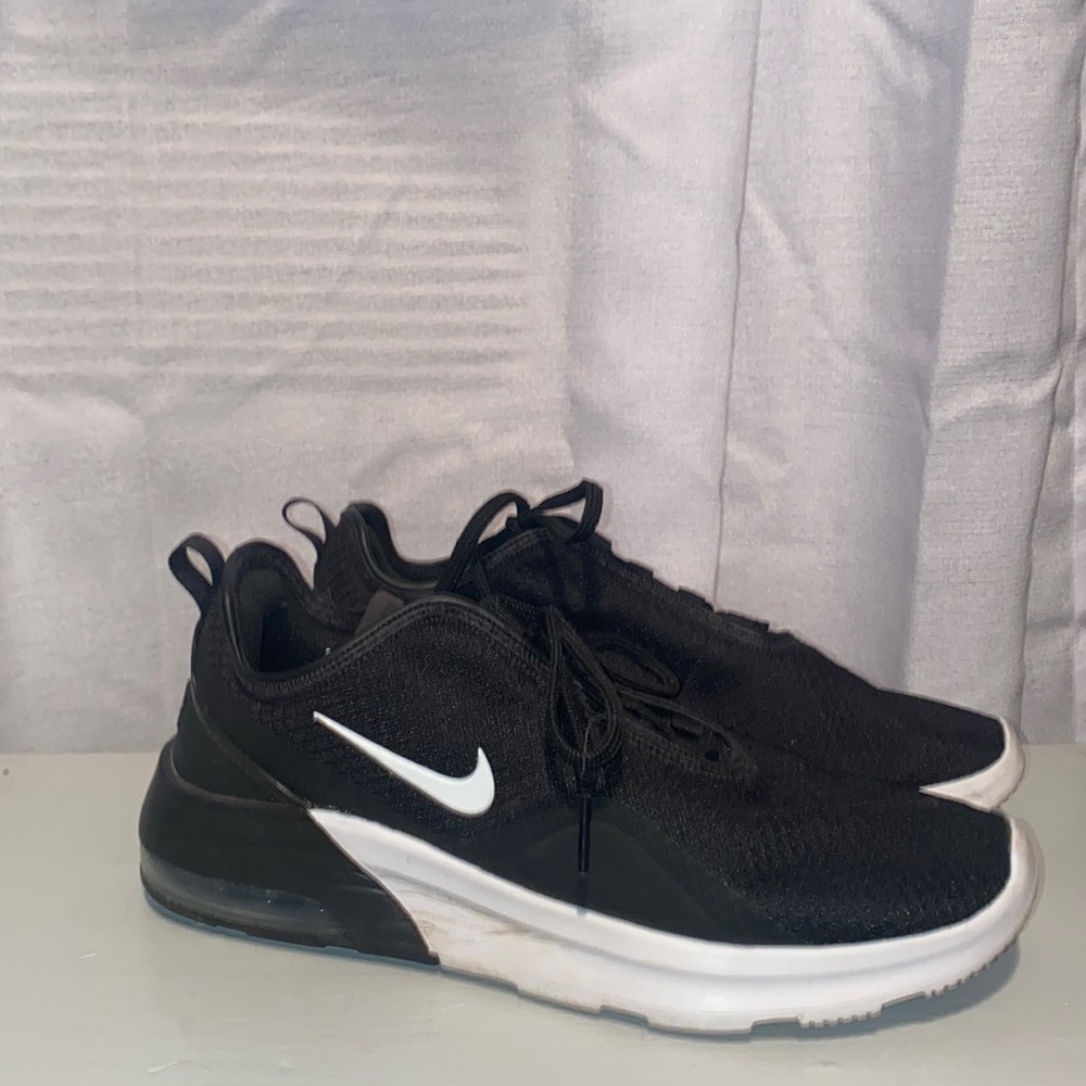 Nike Women's Air Max Motion 2 Running Shoes